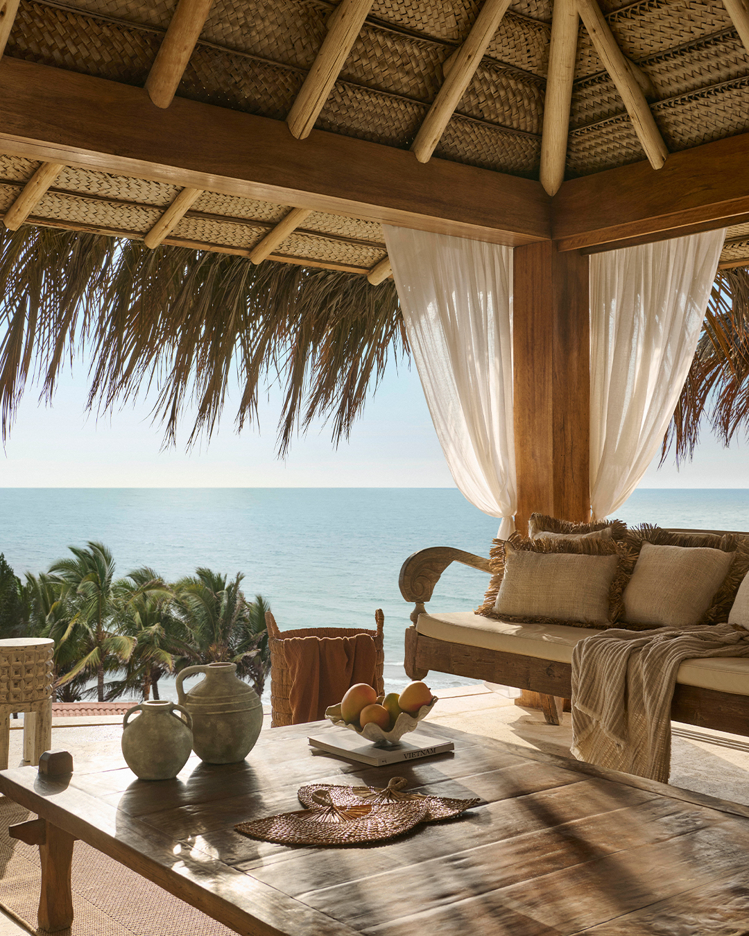Un refugio frente al mar donde la madera, las fibras naturales y la luz construyen una escena de calma absoluta.