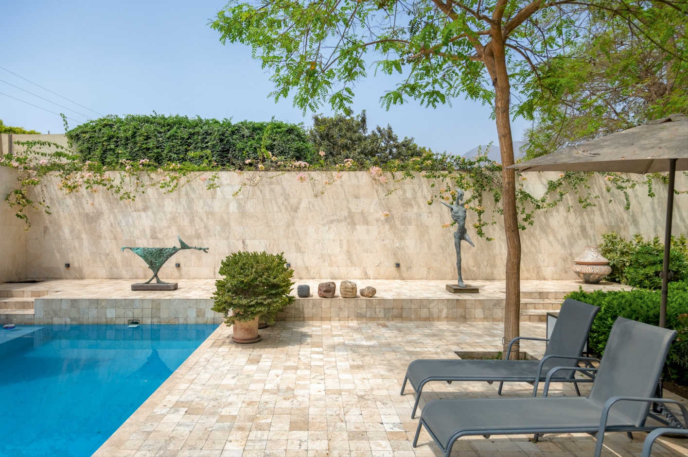 El patio y la piscina extienden la casa hacia el exterior sin perder intimidad. La arquitectura se repliega hacia adentro, privilegiando la luz y la ventilación como parte esencial del diseño.