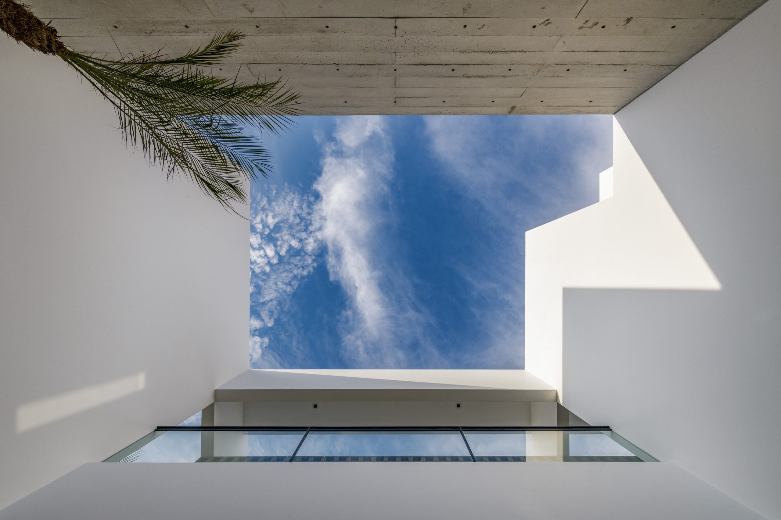 Mirar al cielo desde adentro, uno de los vacíos verticales que intensifican la relación entre luz, sombra y arquitectura.