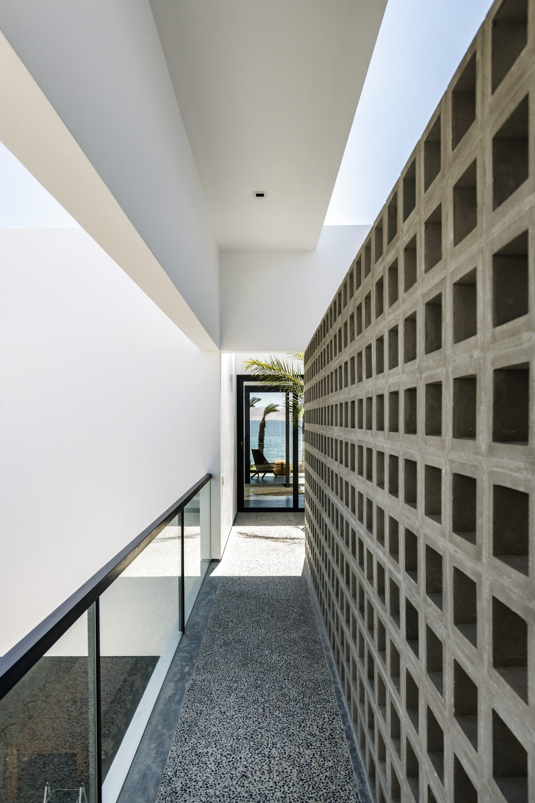 La circulación como experiencia, un tránsito contenido que ralentiza el paso y acompaña a la mirada.