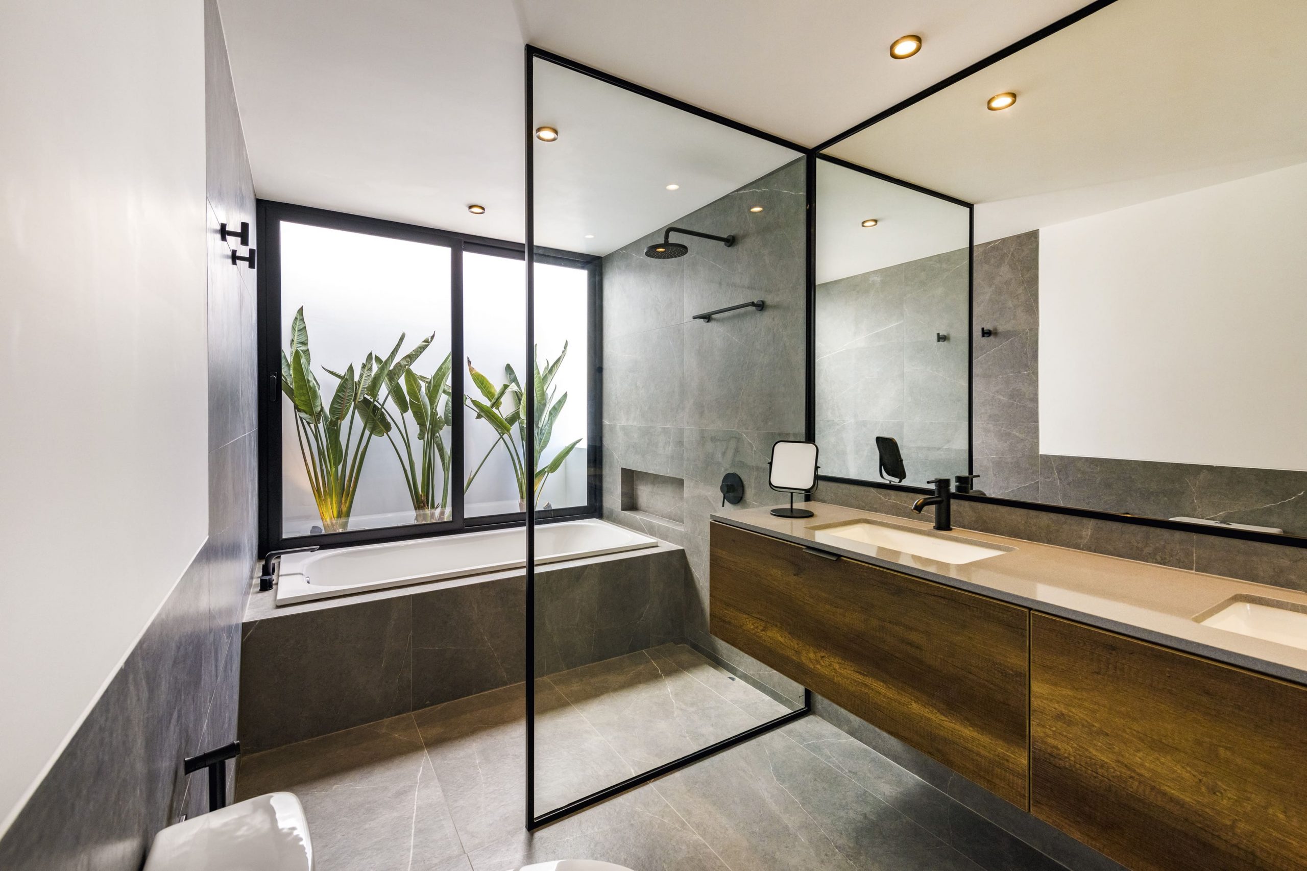 El baño principal, un espacio íntimo y silencioso donde la luz natural y los materiales definen la atmósfera.
