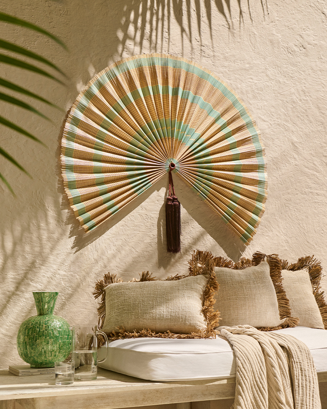 Texturas artesanales y tonos suaves que transforman el descanso en una experiencia sensorial, inspirada en la serenidad asiática.