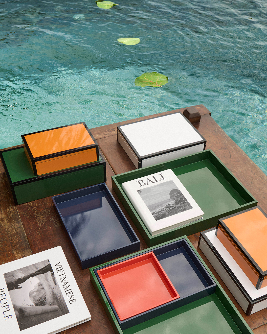 Bandejas y cajas decorativas que ordenan con estilo y suman color, evocando el equilibrio entre diseño y naturaleza.