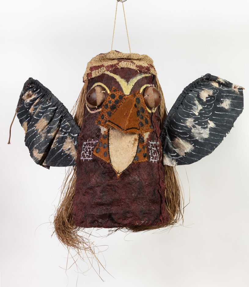 El trabajo de López activa relatos ancestrales desde el presente, proponiendo una forma de resistencia cultural silenciosa y profundamente contemporánea.