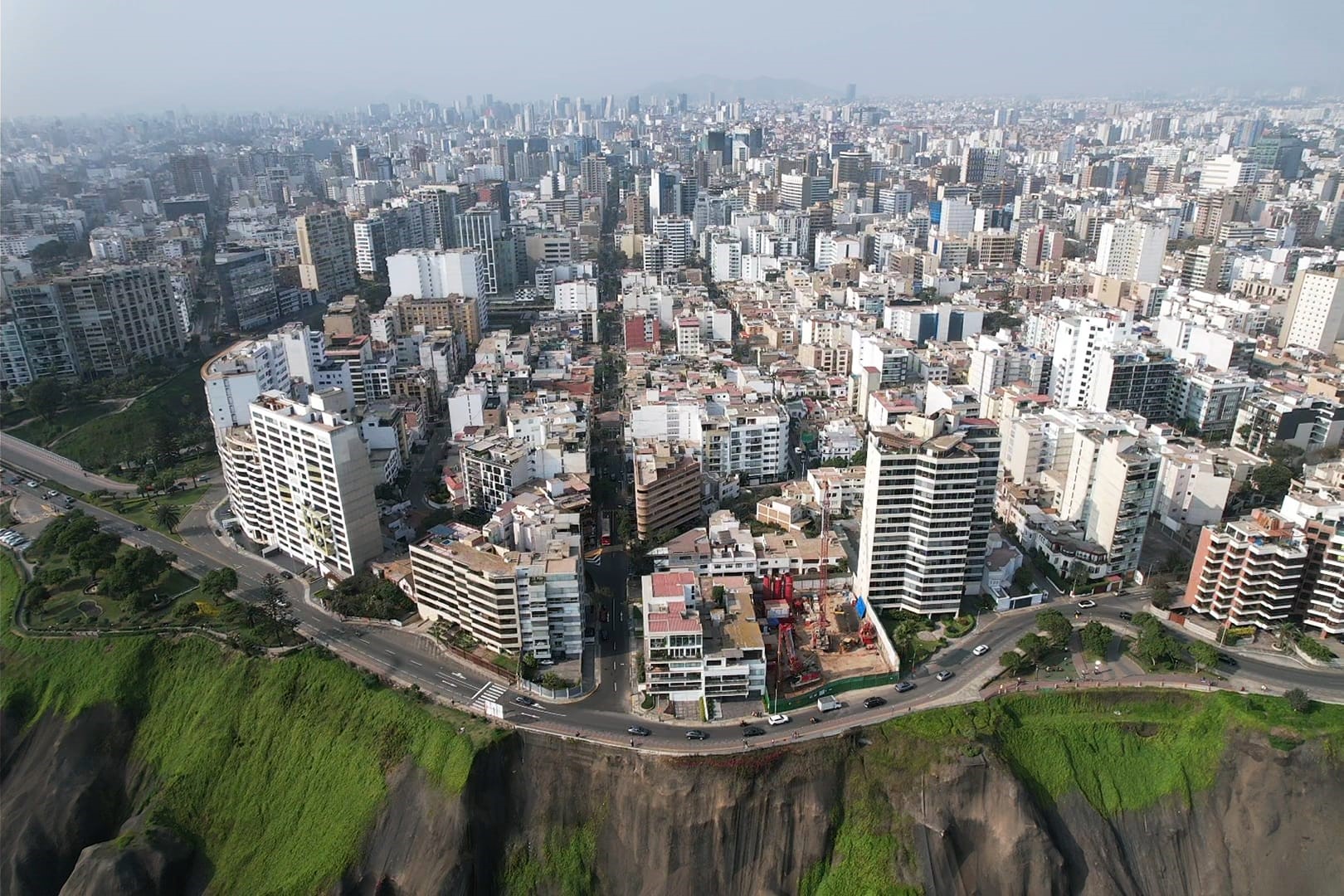 El malecón de Miraflores y sus torres residenciales muestran la intensa densificación frente al acantilado limeño.