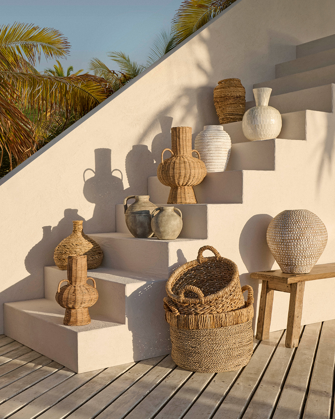 Cerámicas, fibras tejidas y formas orgánicas dialogan con la arquitectura y el paisaje, creando espacios que invitan a bajar el ritmo.