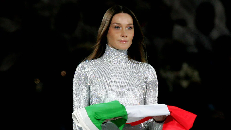 El look de Vittoria Ceretti evocó directamente el vestido que Carla Bruni lució como abanderada en los Juegos Olímpicos de Invierno de Turín 2006, también diseñado por Armani.