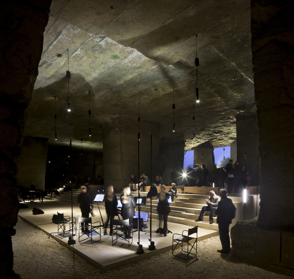 La Cavea Arcari en pleno uso: las plataformas de piedra de Vicenza se convierten en escenario y gradería dentro de la antigua cantera, donde la arquitectura original dialoga con la intervención contemporánea.