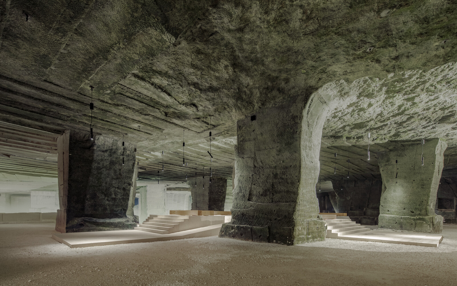 Vista general del espacio: enormes pilares pétreos evocan una catedral subterránea, donde naturaleza y arquitectura parecen imitarse mutuamente.
