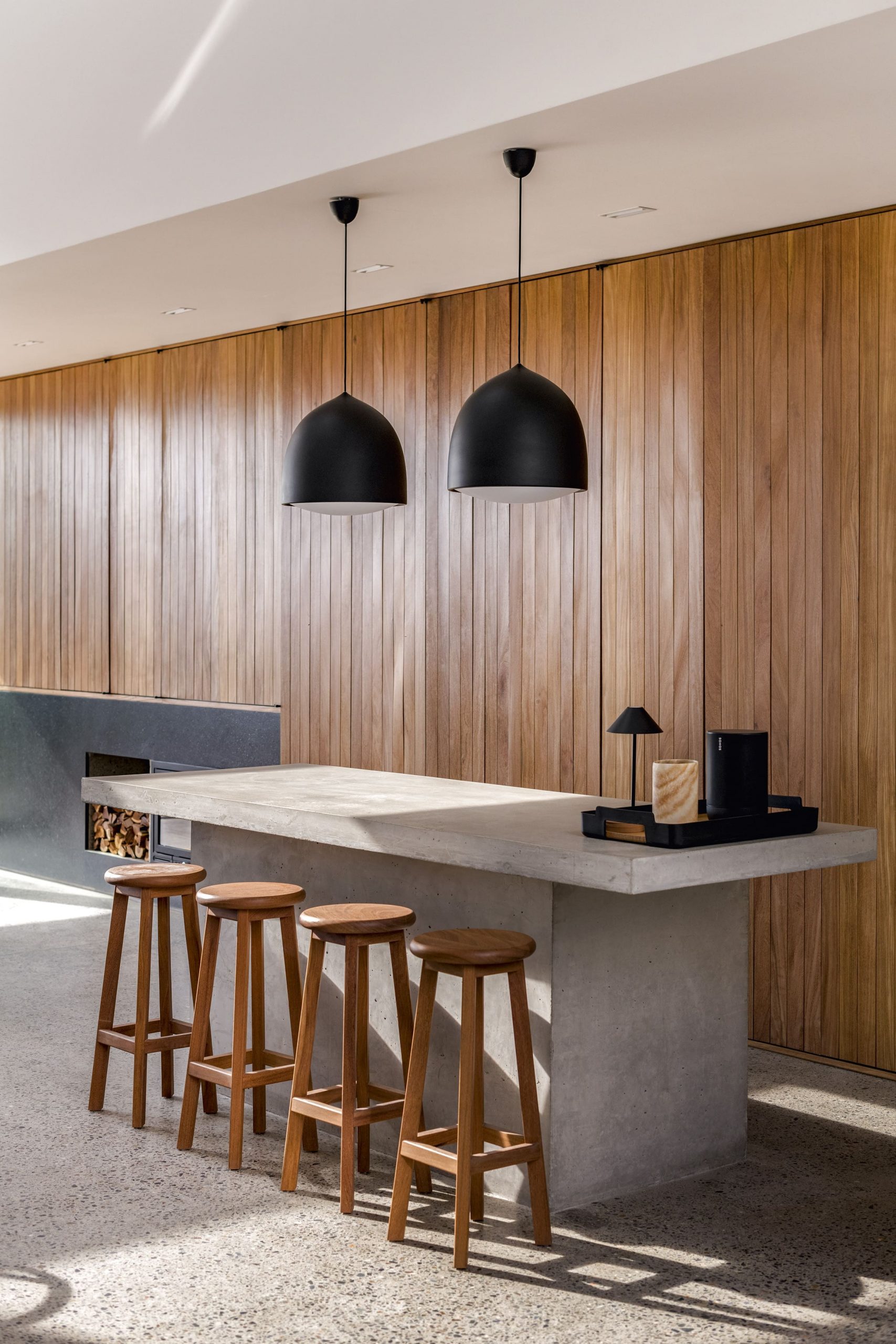 La cocina como pieza central, integrada al recorrido y definida por materiales honestos y proporciones exactas.