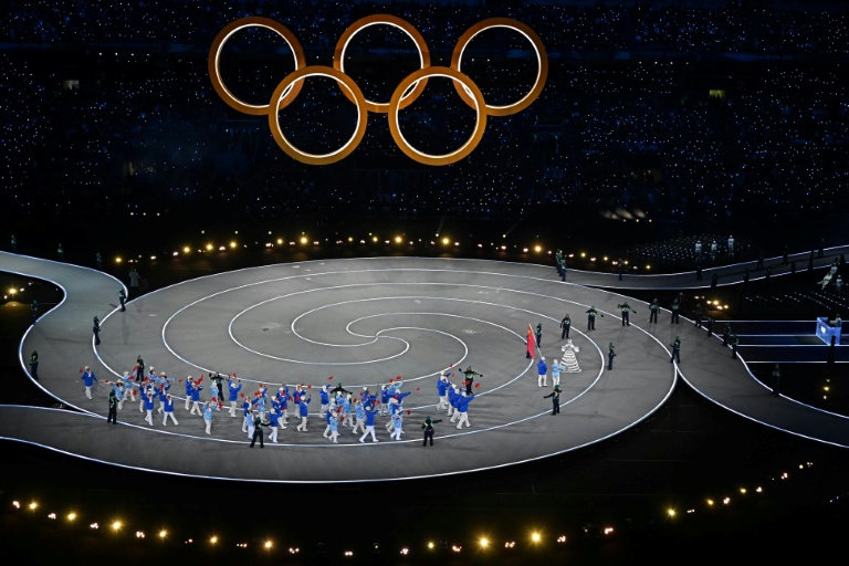 El desfile de las delegaciones marca el inicio de Milano Cortina 2026, una ceremonia inaugural donde el deporte comparte protagonismo con una cuidada puesta en escena y la moda de invierno.