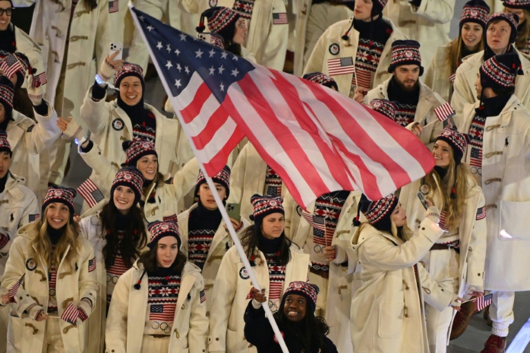 El Team USA hace su ingreso a la ceremonia de apertura de Milán–Cortina encabezado por su abanderada, Erin Jackson.