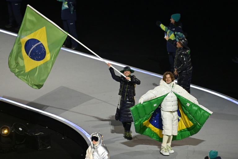 Durante el desfile inaugural de Milán–Cortina, el brasileño Lucas Pinheiro Braathen abre su traje y deja ver la bandera de Brasil como gesto de orgullo nacional.