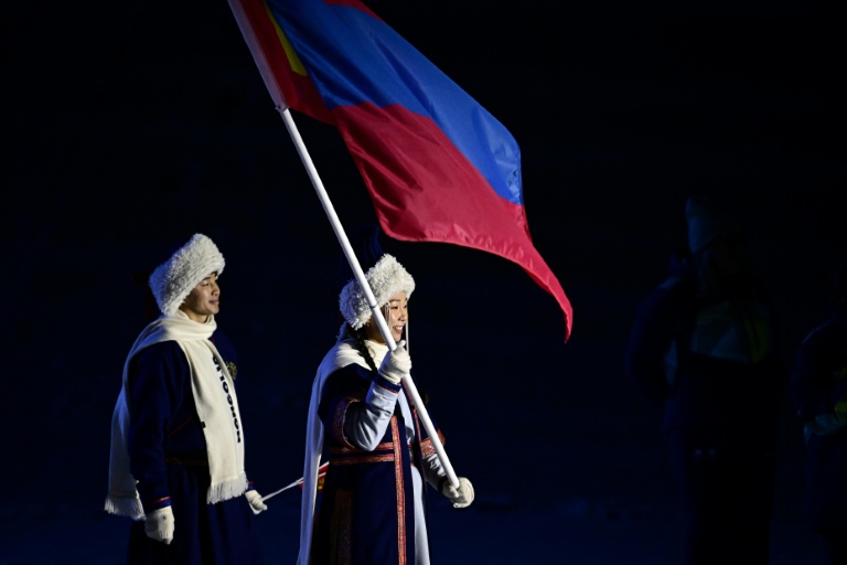 Ariuntungalag Enkhbayar representa a Mongolia como abanderada durante el desfile de las delegaciones en la ceremonia inaugural de los Juegos de Invierno.