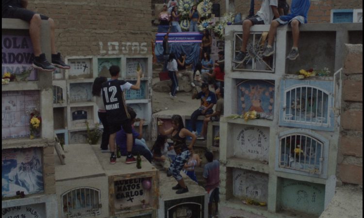 Niños del barrio convierten el cementerio en su espacio cotidiano: entre nichos y mausoleos, la infancia encuentra lugar para jugar, trabajar y crecer.