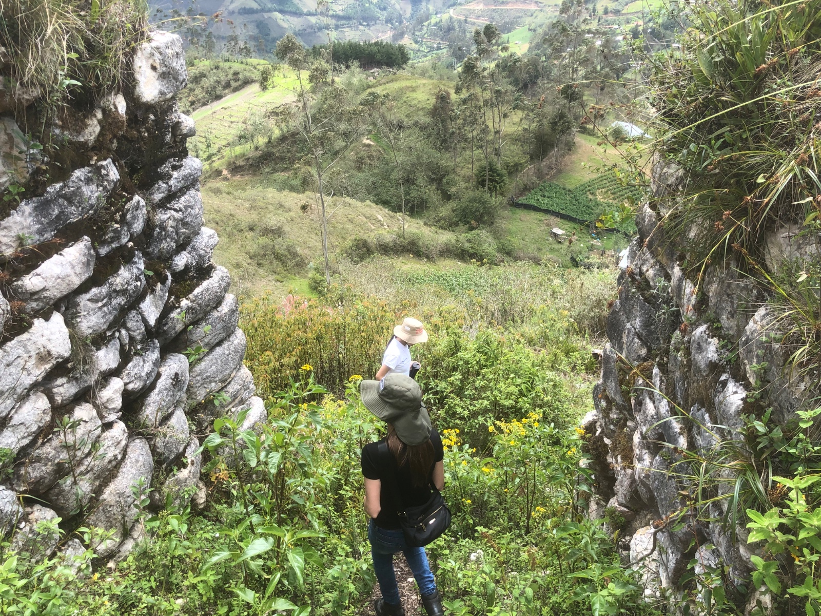 Descenso hacia la portada de Malcapampa, uno de los accesos históricos de Kuélap que será intervenido con trabajos de conservación especializada.