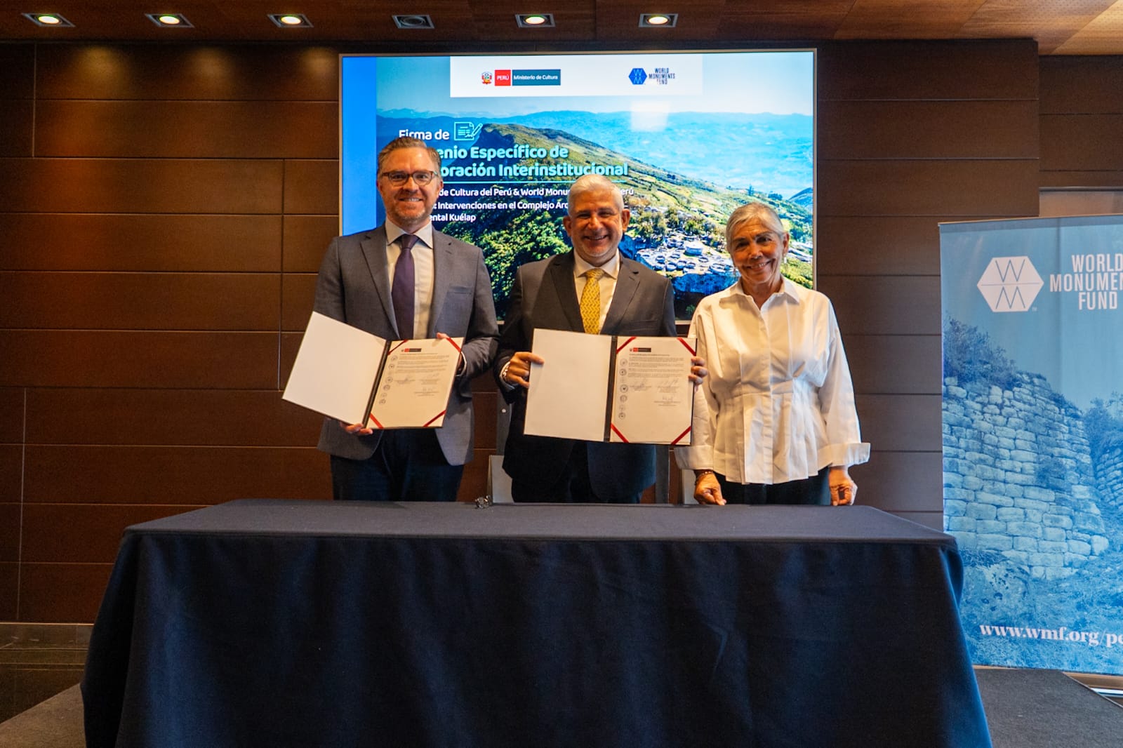 Alfredo Luna Briceño, ministro de Cultura; Juan Pablo de la Puente Brunke, director ejecutivo de World Monuments Fund Perú; y Martha Zegarra, vicepresidenta de WMF Perú, durante la firma del convenio que impulsa la modernización del Centro de Visitantes y la conservación patrimonial de Kuélap.