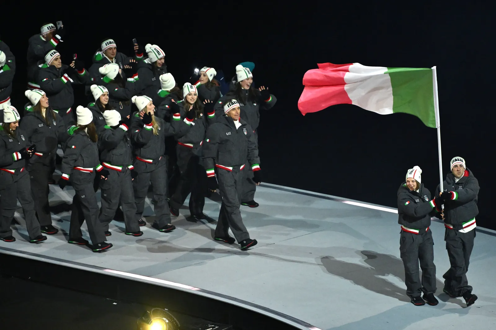 La delegación italiana desfila en la ceremonia inaugural de Milán–Cortina 2026, luciendo los uniformes oficiales de Giorgio Armani y reafirmando la identidad del deporte italiano.