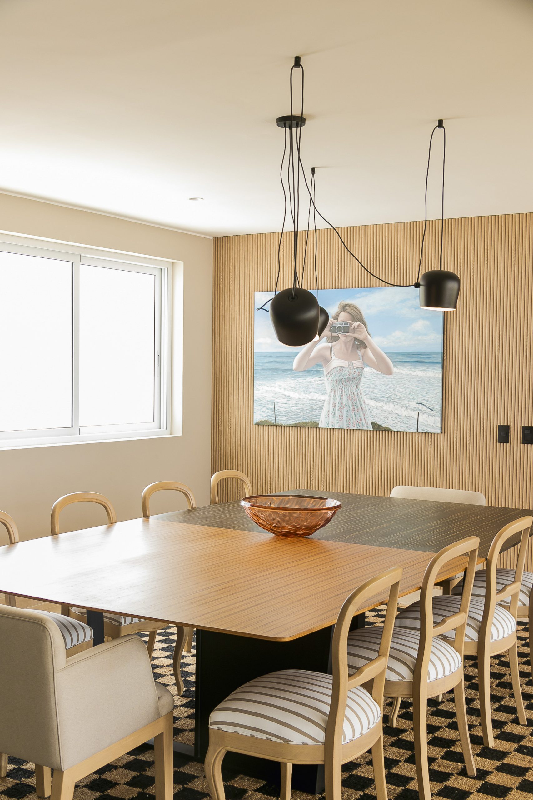 El detalle decorativo cobra protagonismo: textiles gráficos, cerámicas y elementos artesanales construyen un relato visual coherente y cálido.