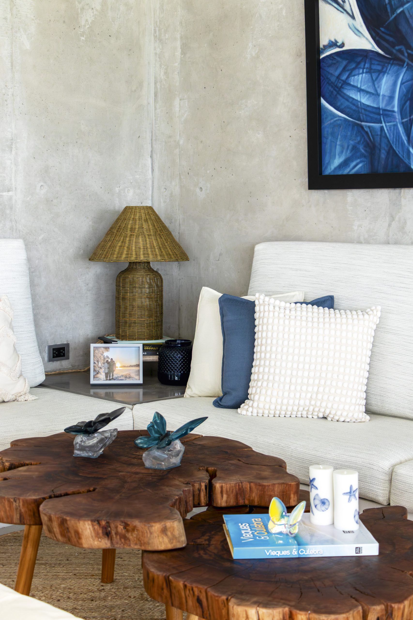 Maderas macizas, fibras naturales y textiles claros se combinan en una sala pensada para usarse sin rigidez, donde cada objeto suma textura y calma.