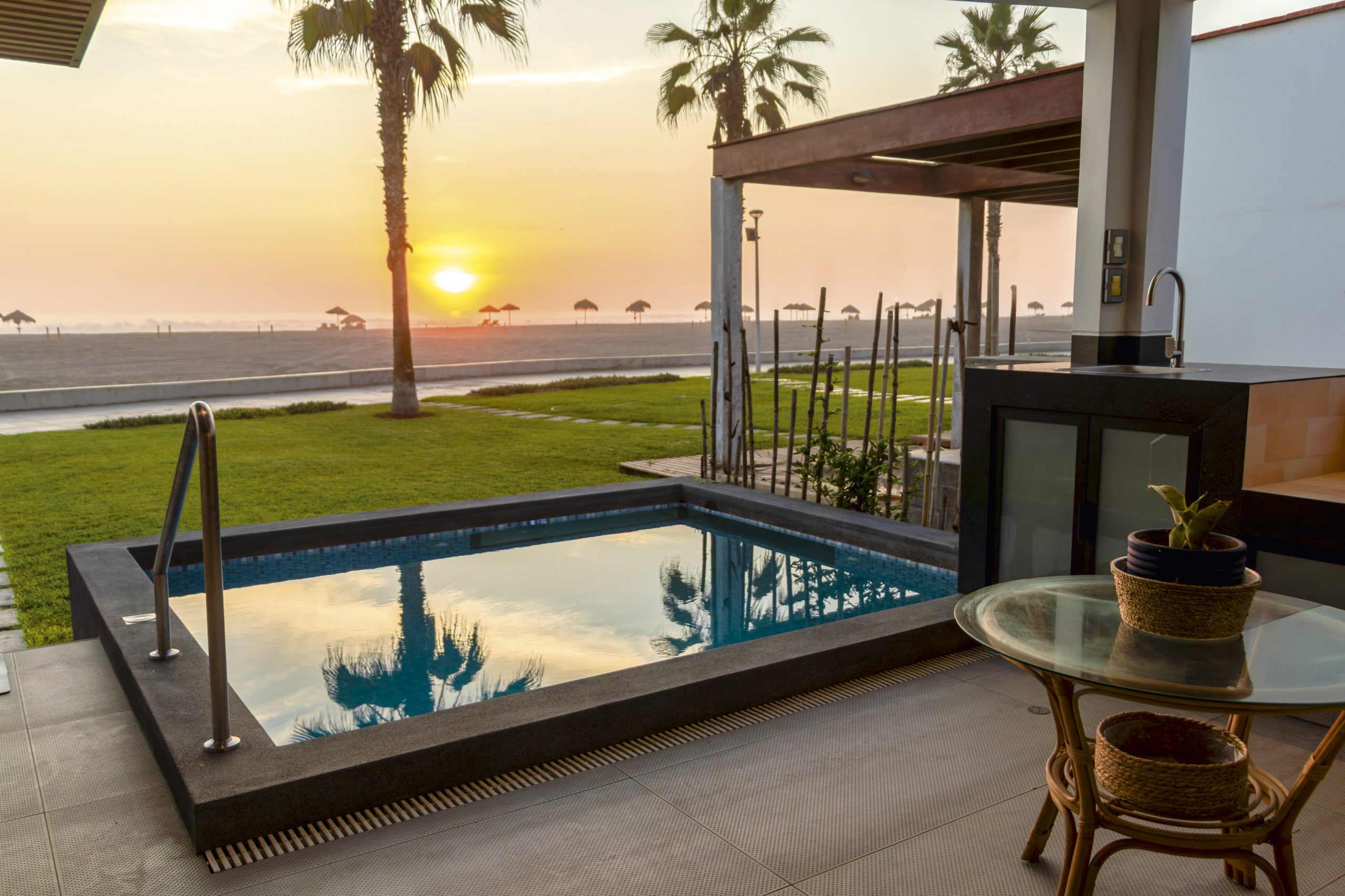 La piscina y la terraza enmarcan el atardecer, integrando el mar, el jardín y la vida interior en un solo espacio de descanso.