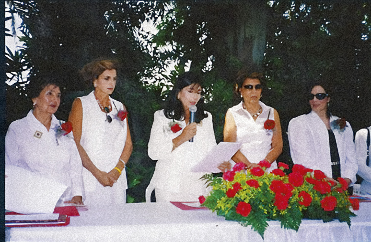 Manos expertas que hacen posible cada proyecto: el trabajo en campo que refleja el espíritu de Floralíes.