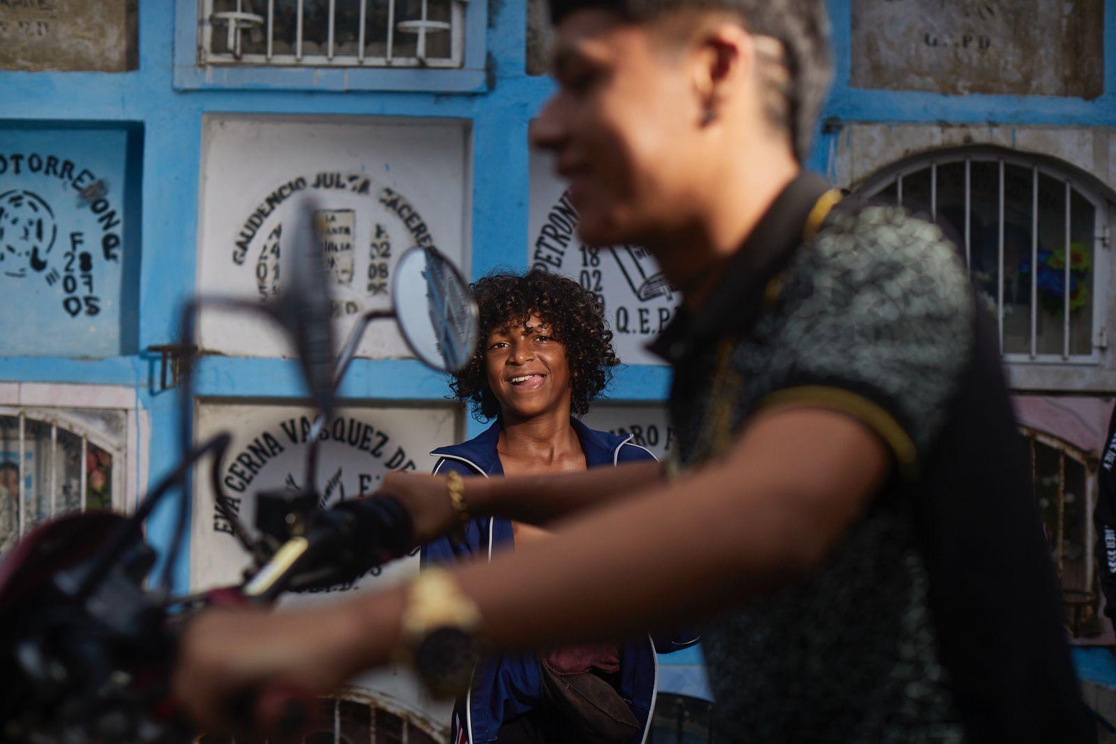 Ramsés Naranjo encarna a un niño que transita su infancia entre juegos y trabajo en un cementerio limeño, donde la vida cotidiana convive con la muerte sin fronteras claras.