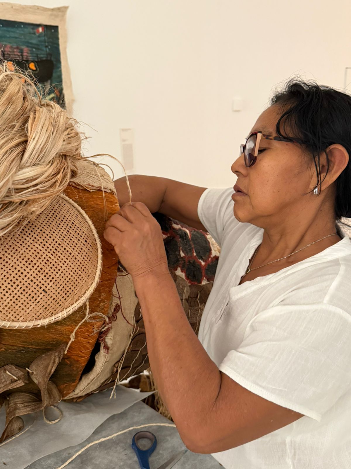 Nereyda López trabaja con fibras, semillas y cortezas recolectadas en su entorno, dejando que la materia defina la forma final de cada pieza.