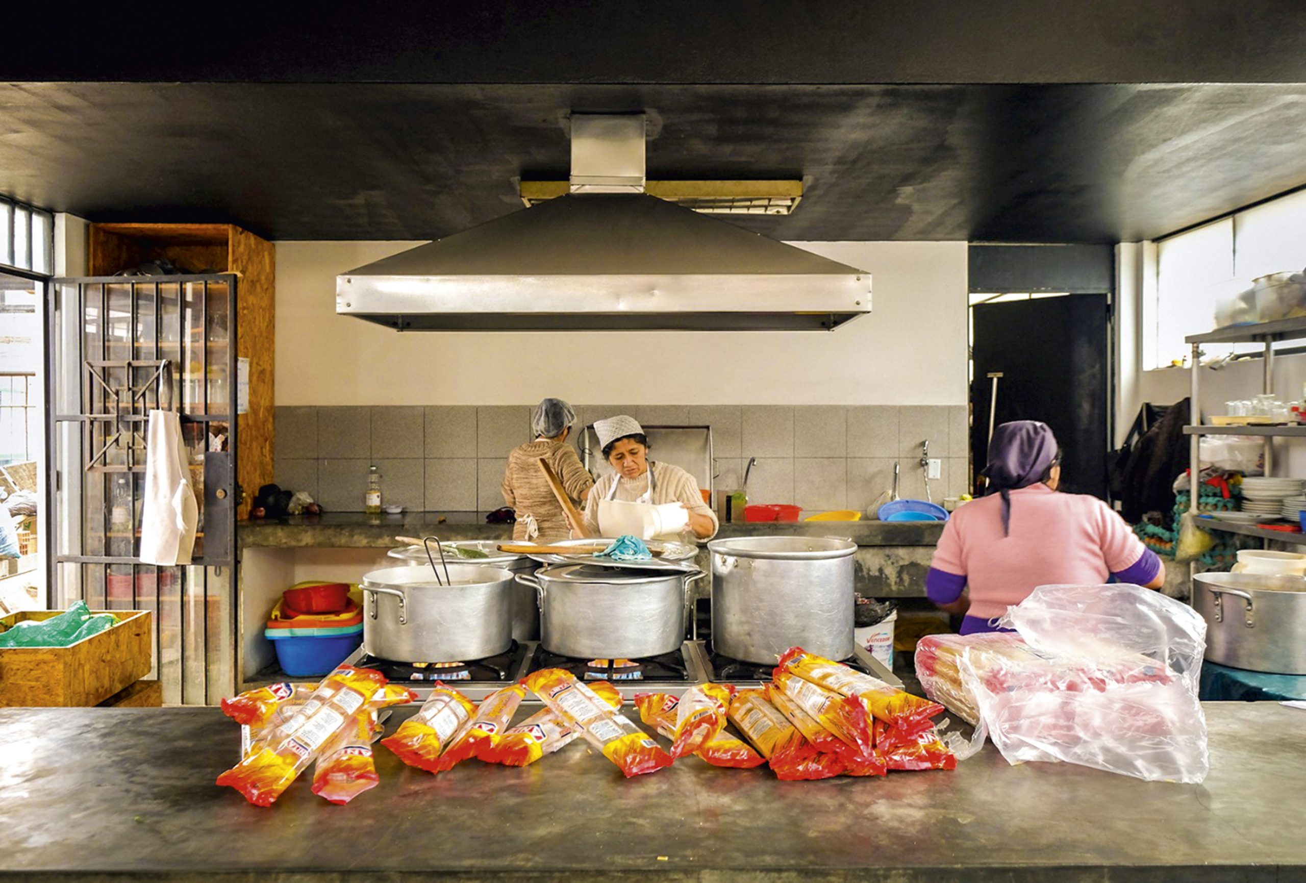 Entre ollas, tiempos y cuerpos distintos, la cocina se vuelve escenario colectivo del trabajo doméstico, donde lo productivo y lo afectivo conviven sin jerarquías visibles.