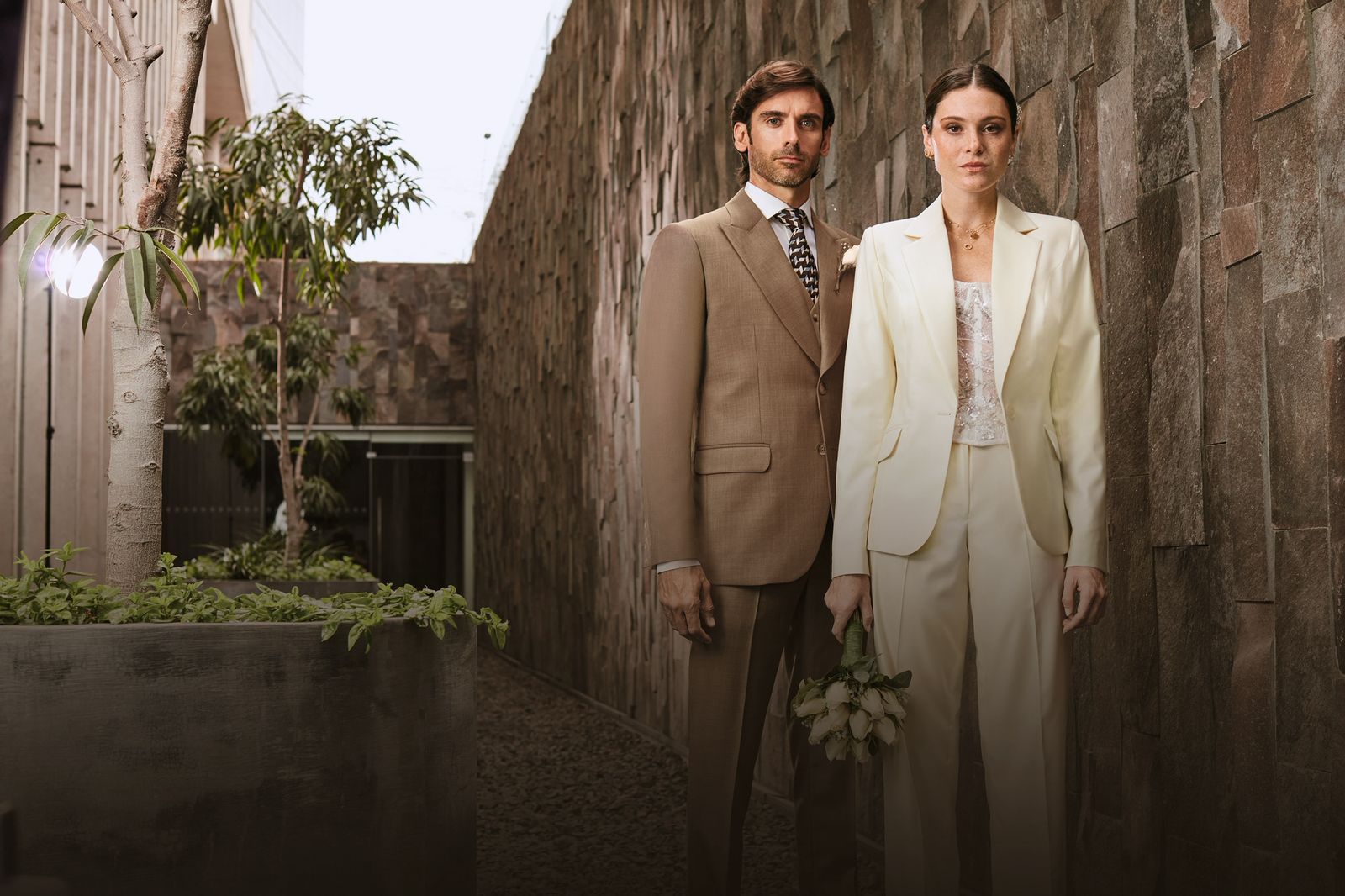 En clave nupcial, el traje se reinventa con identidad propia y siluetas atemporales.