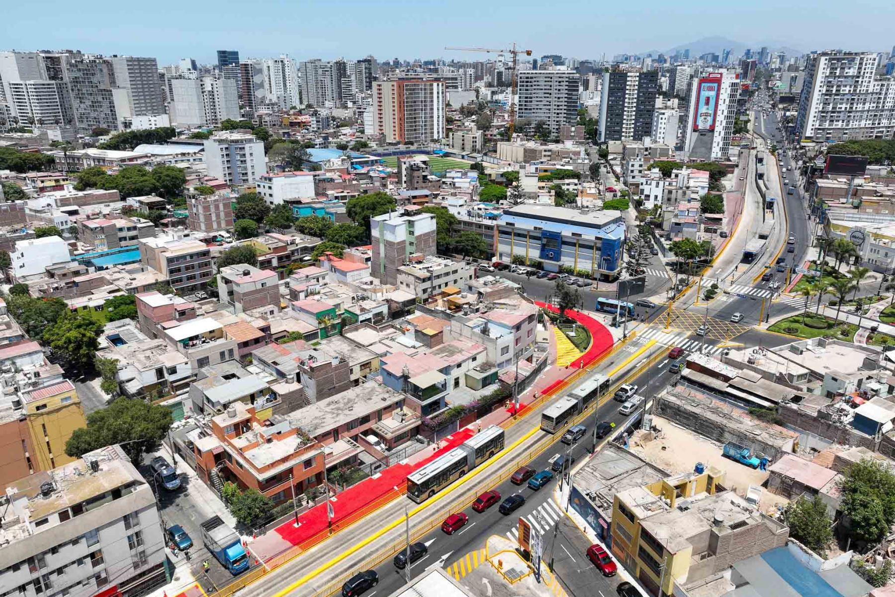 La Av. Bolognesi concentra hoy tránsito local y metropolitano en un solo corredor, con alta presión vehicular y poco espacio para el peatón.
