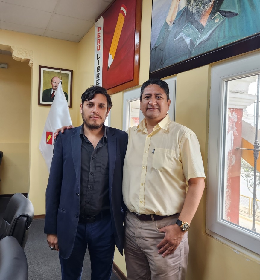 El candidato al Congreso Gino Román aparece junto a Vladimir Cerrón, candidato presidencial y una de las principales figuras de Perú Libre, en una imagen que refuerza el respaldo interno a sus propuestas económicas.