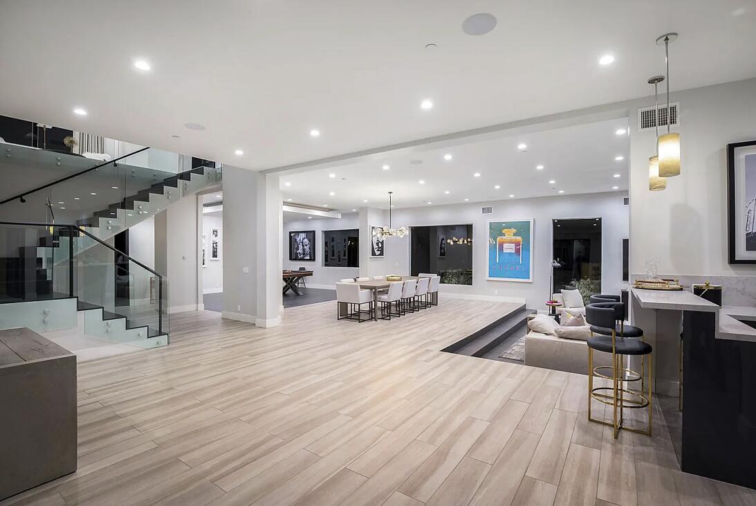 Interiores luminosos y de estética minimalista. Espacios abiertos, tonos blancos y múltiples livings definen el corazón social de la propiedad.