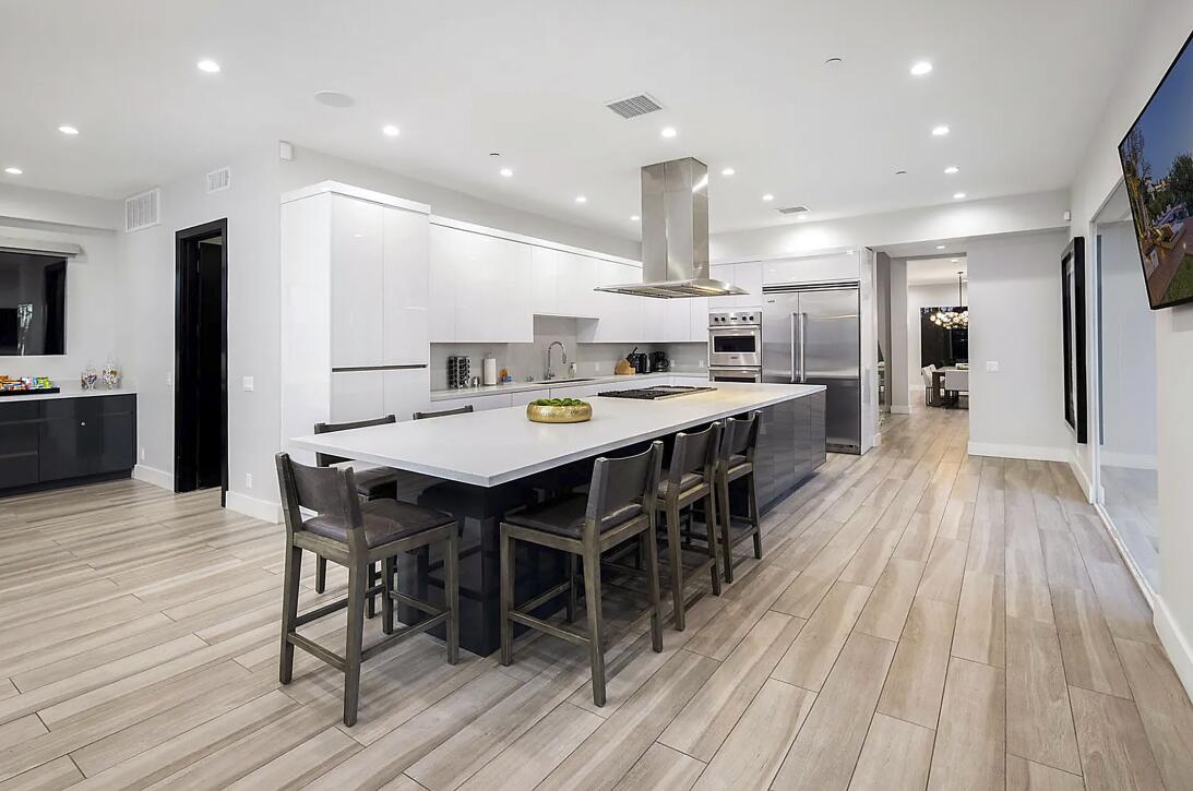 La cocina como punto de encuentro. Totalmente equipada con electrodomésticos Viking, fue pensada tanto para el uso diario como para recibir invitados.