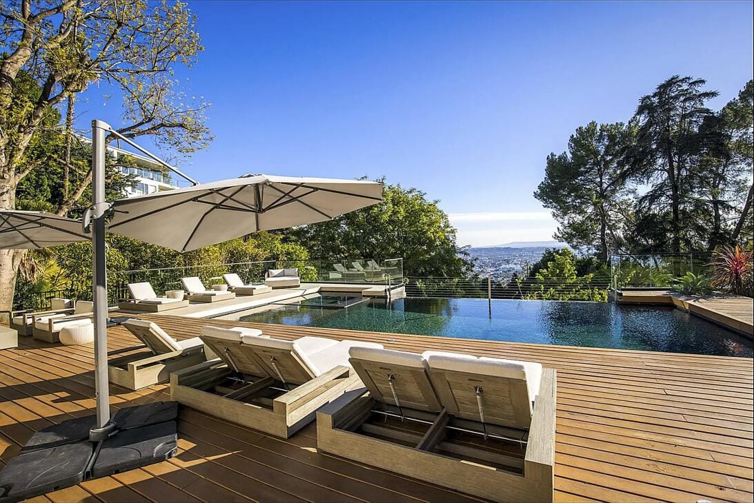Piscina infinity-edge con panorámica privilegiada. Uno de los grandes atractivos de la mansión: vistas abiertas a las luces de Los Ángeles desde lo alto de Hollywood Hills.