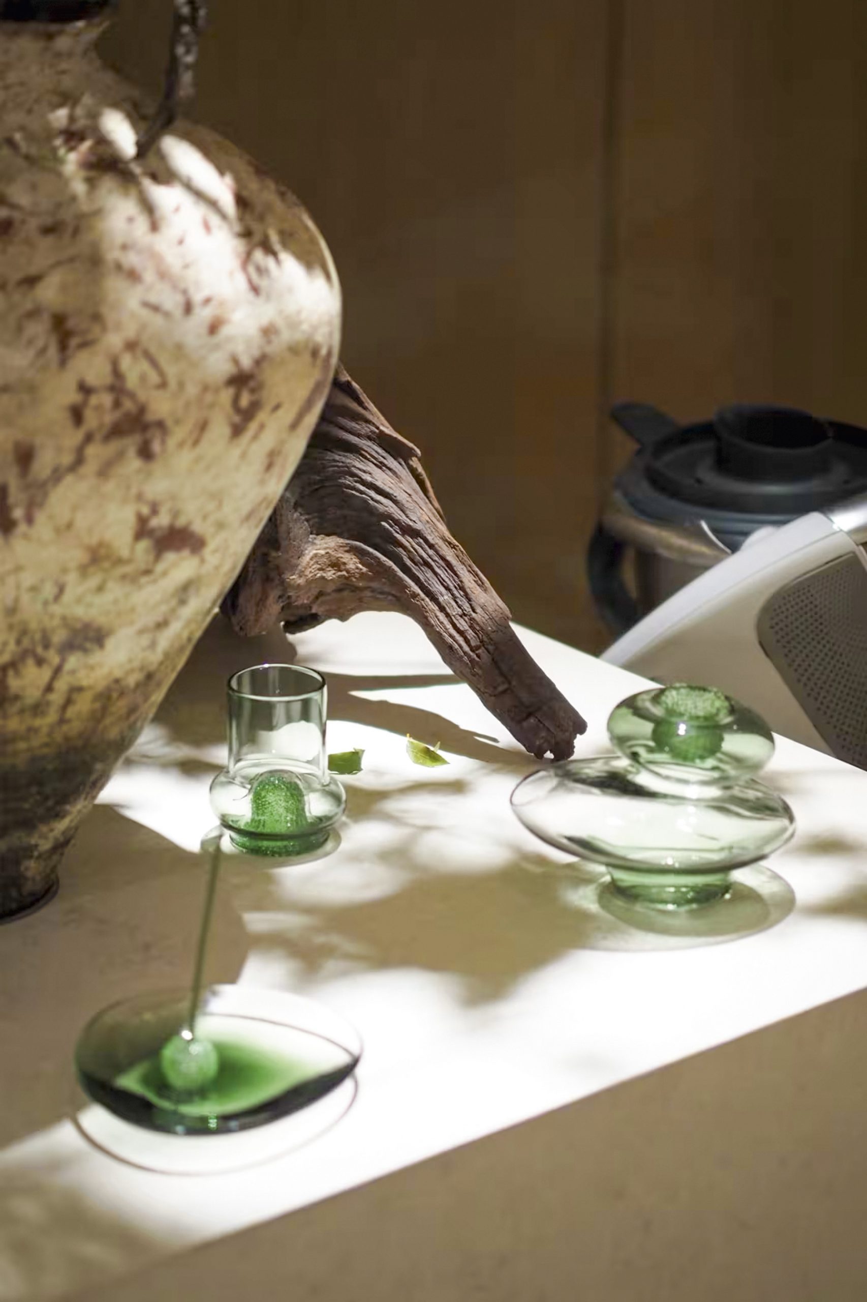 Objetos que parecen personajes: formas inflables, colores intensos y un humor sutil que transforma lo cotidiano en experiencia lúdica.