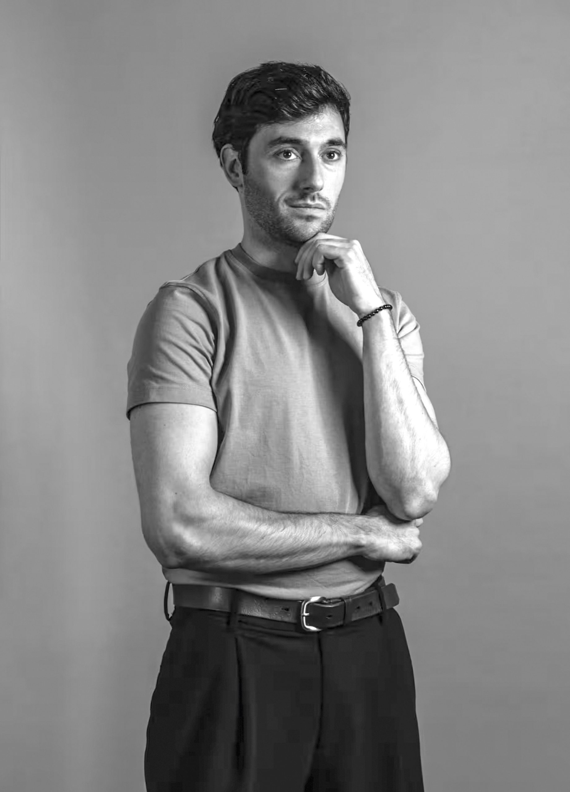 Roc H Biel. El diseñador español transforma residuos en objetos de fuerte impacto visual. En Dust Order y Nesting Lights, trabaja con silueta, vacío y contraste para desafiar la percepción del material.