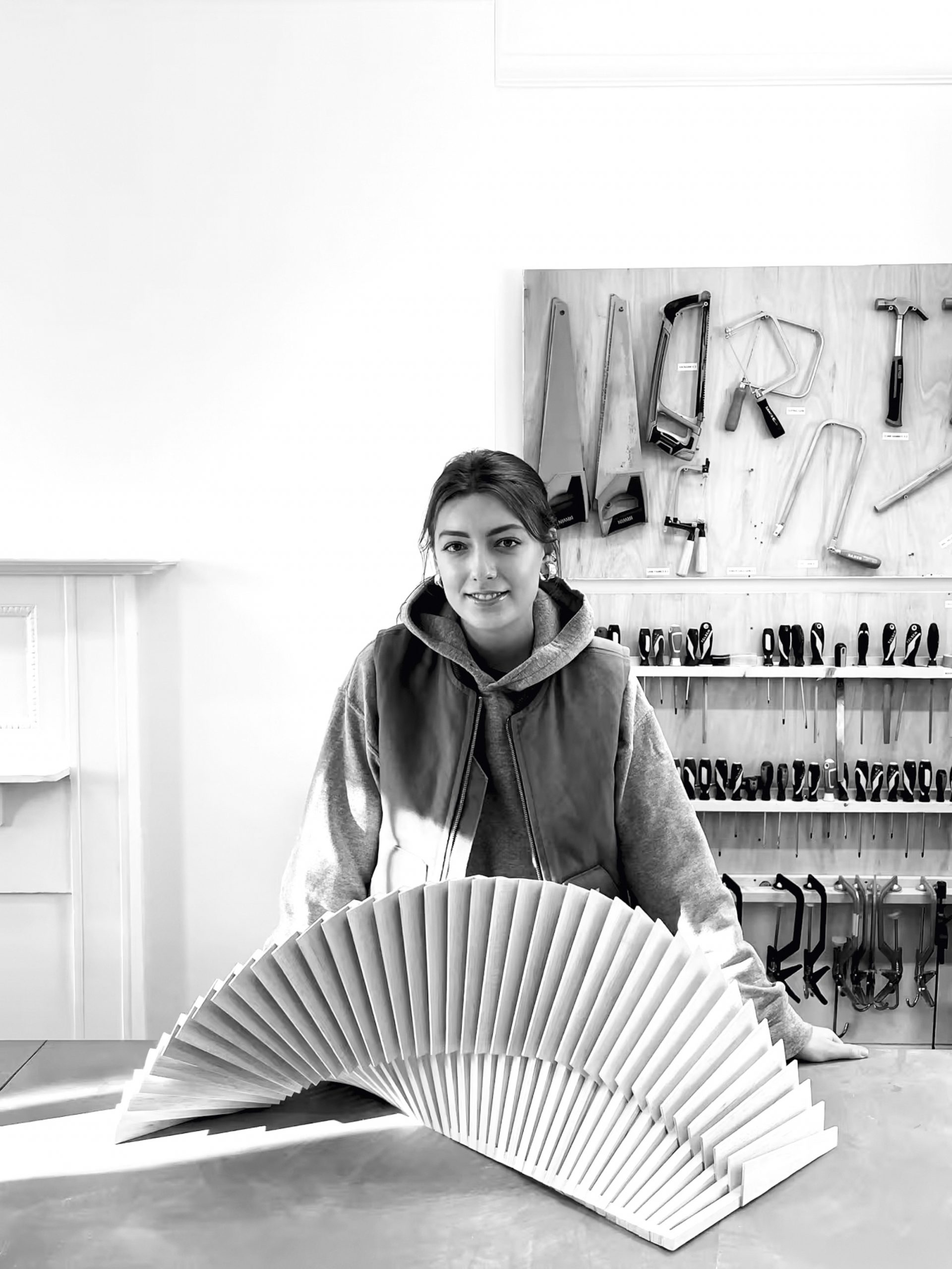 Maria Gil. Diseñadora nacida en Varsovia, concibe cada pieza como un relato visual. Post War Drobe y All-Seeing Chair combinan simbolismo, humor y expresión personal.