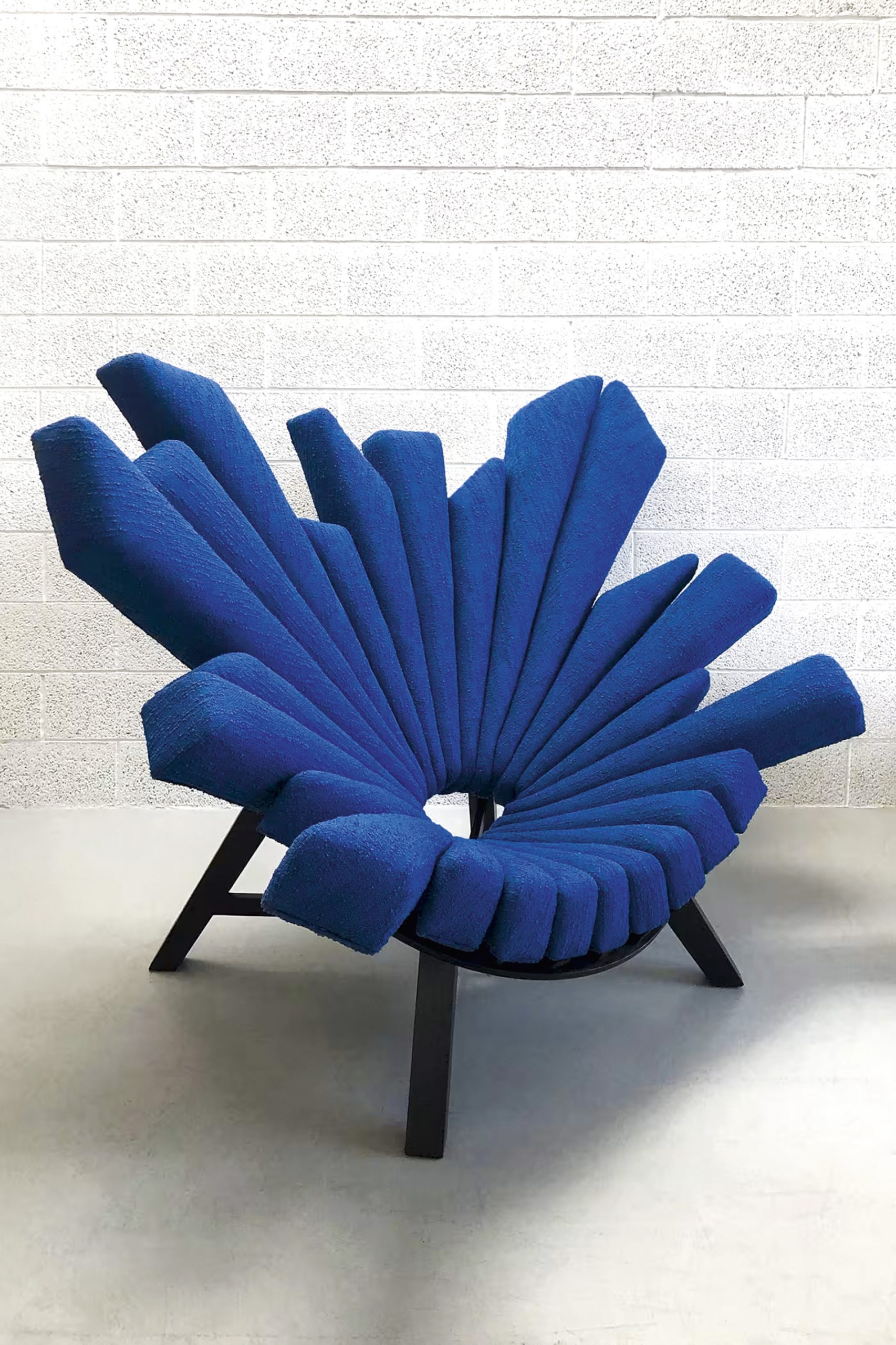 Diseño como experiencia física: una pieza que invita al cuerpo a interactuar, reflejando la búsqueda de formas libres y expresivas que define a esta nueva generación.