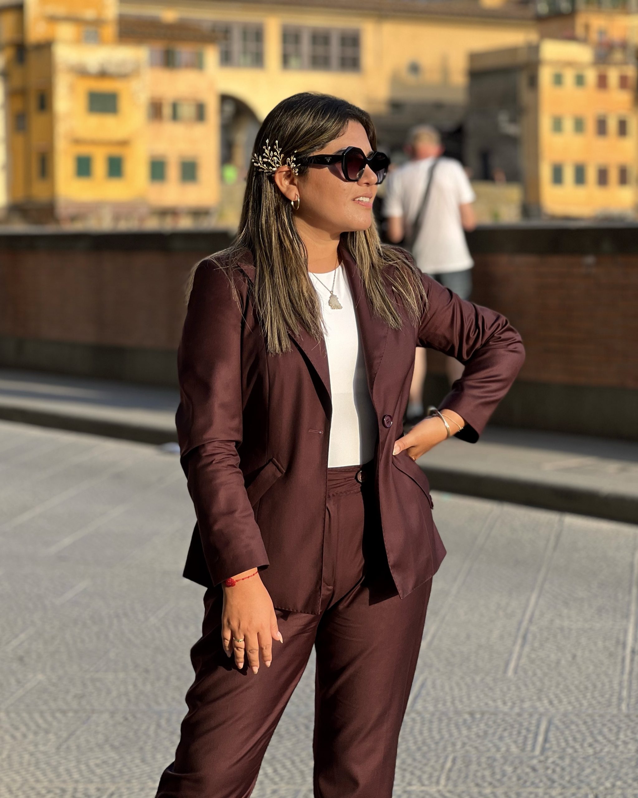 Sue Zacnich proyecta su sello fuera del atelier: sastrería femenina de líneas limpias, carácter firme y elegancia que no necesita excesos.