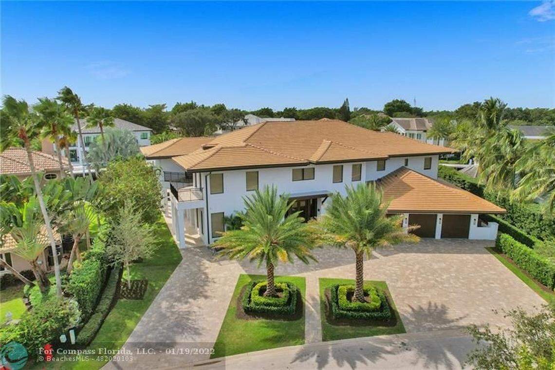 Vista aérea del frente de la propiedad en Fort Lauderdale, donde la residencia se integra al vecindario con discreción, rodeada de áreas verdes y lejos del ruido urbano.
