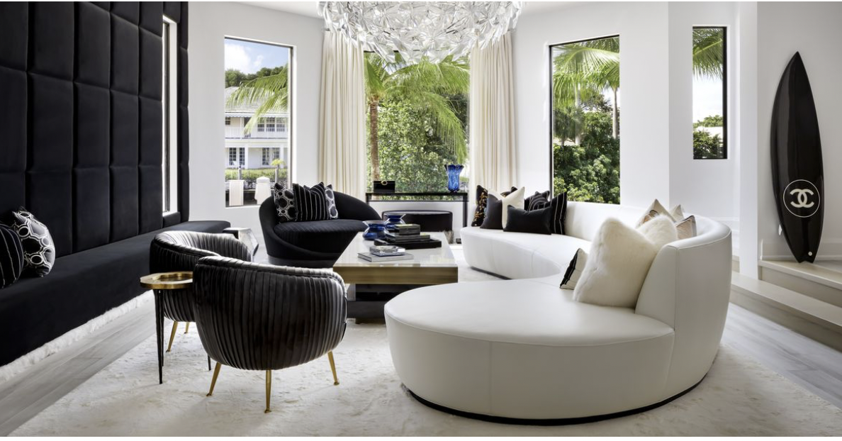 La sala principal apuesta por contrastes elegantes y mobiliario de líneas suaves, un espacio pensado para compartir en familia y desconectar del exterior.