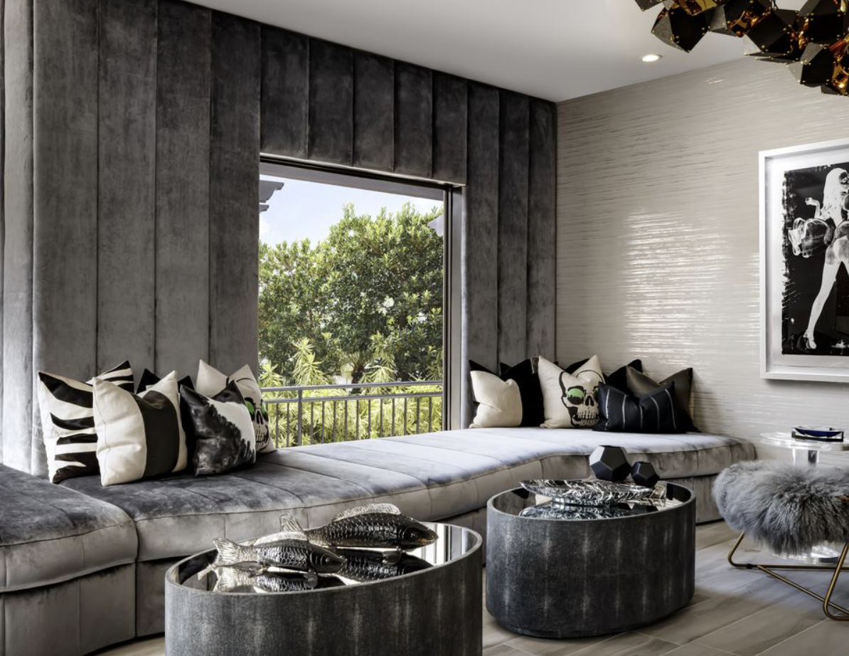 Un rincón de estar íntimo, con vista al jardín, que refuerza la idea de la casa como refugio cotidiano más que como vitrina de lujo.