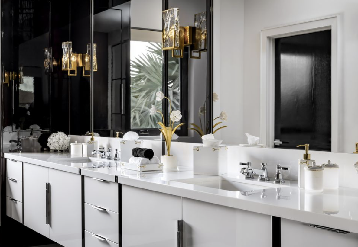 El baño principal, amplio y luminoso, se plantea como un espacio de bienestar, con acabados pulidos y detalles que remiten a un spa privado.