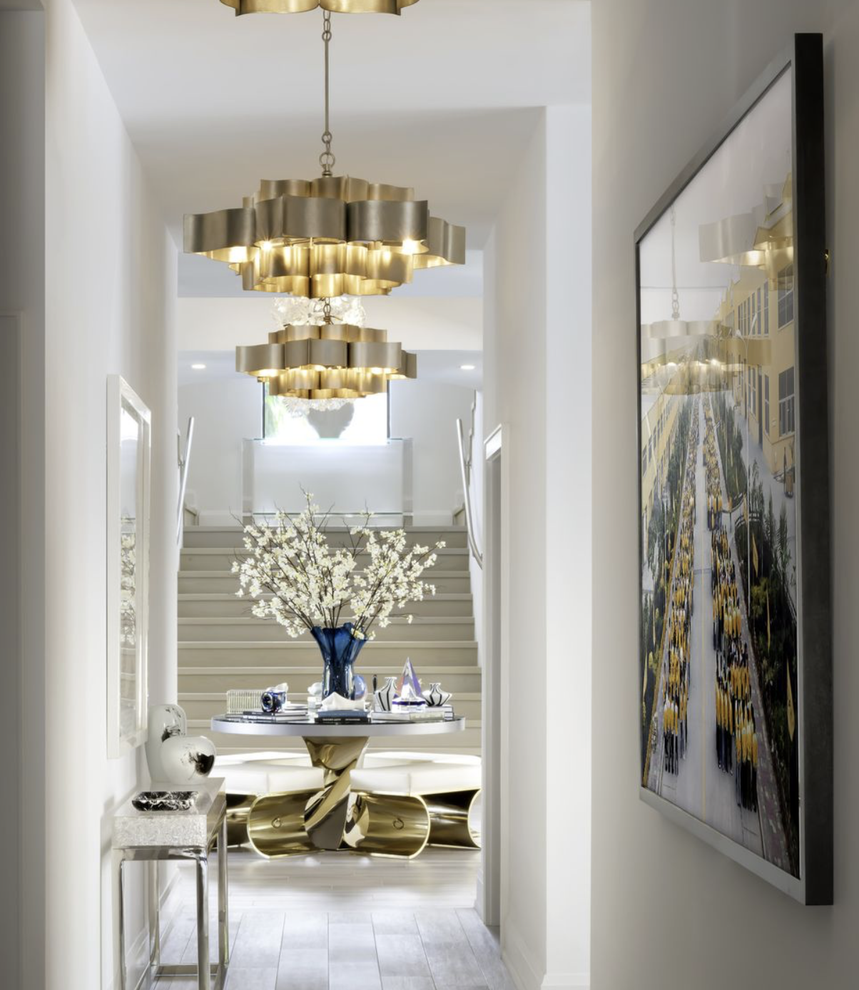 El recibidor marca el tono interior: diseño contemporáneo, piezas decorativas protagonistas y una atmósfera que combina lujo con sobriedad.