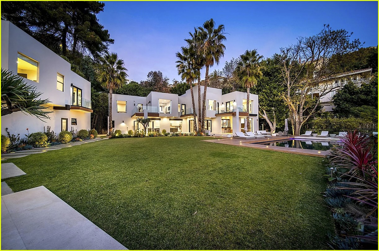 Vista general del refugio en Hollywood Hills. La residencia de Bad Bunny se extiende sobre un terreno de 2.500 m², combinando arquitectura contemporánea, privacidad total y vegetación abundante.