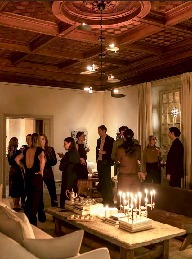 En los espacios sociales, combinar lámparas direccionales y velas permite crear distintas capas de luz y una atmósfera más íntima.