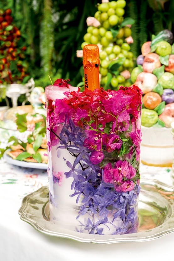 El jardín no es solo escenario: es parte de la experiencia. Observa cómo cae la luz, dónde se forma la sombra y deja que las plantas marquen el ritmo natural del almuerzo.