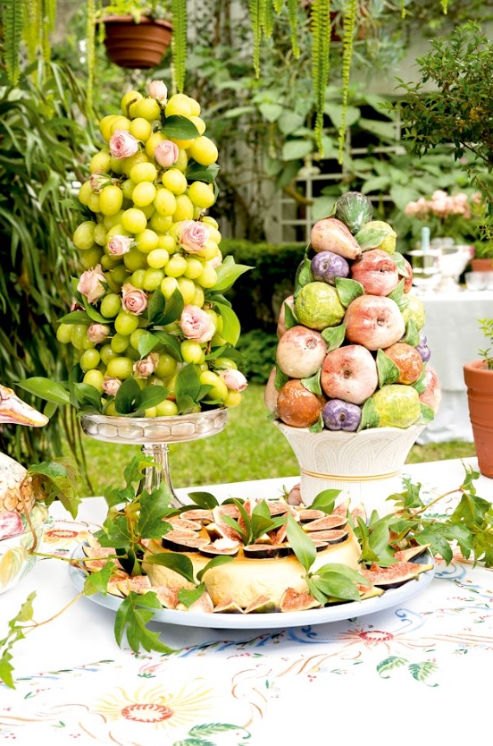 Entre hojas, flores y verde vibrante, la mesa cobra sentido. La naturaleza no decora: envuelve, refresca y convierte cada encuentro en un recuerdo de verano.