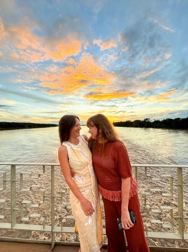 Lissy Urteaga junto a su hija Giuliana Macchiavello al atardecer sobre el río.